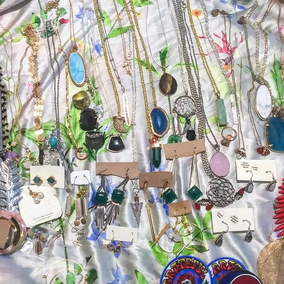 Jewelry - Picture 3 of 8